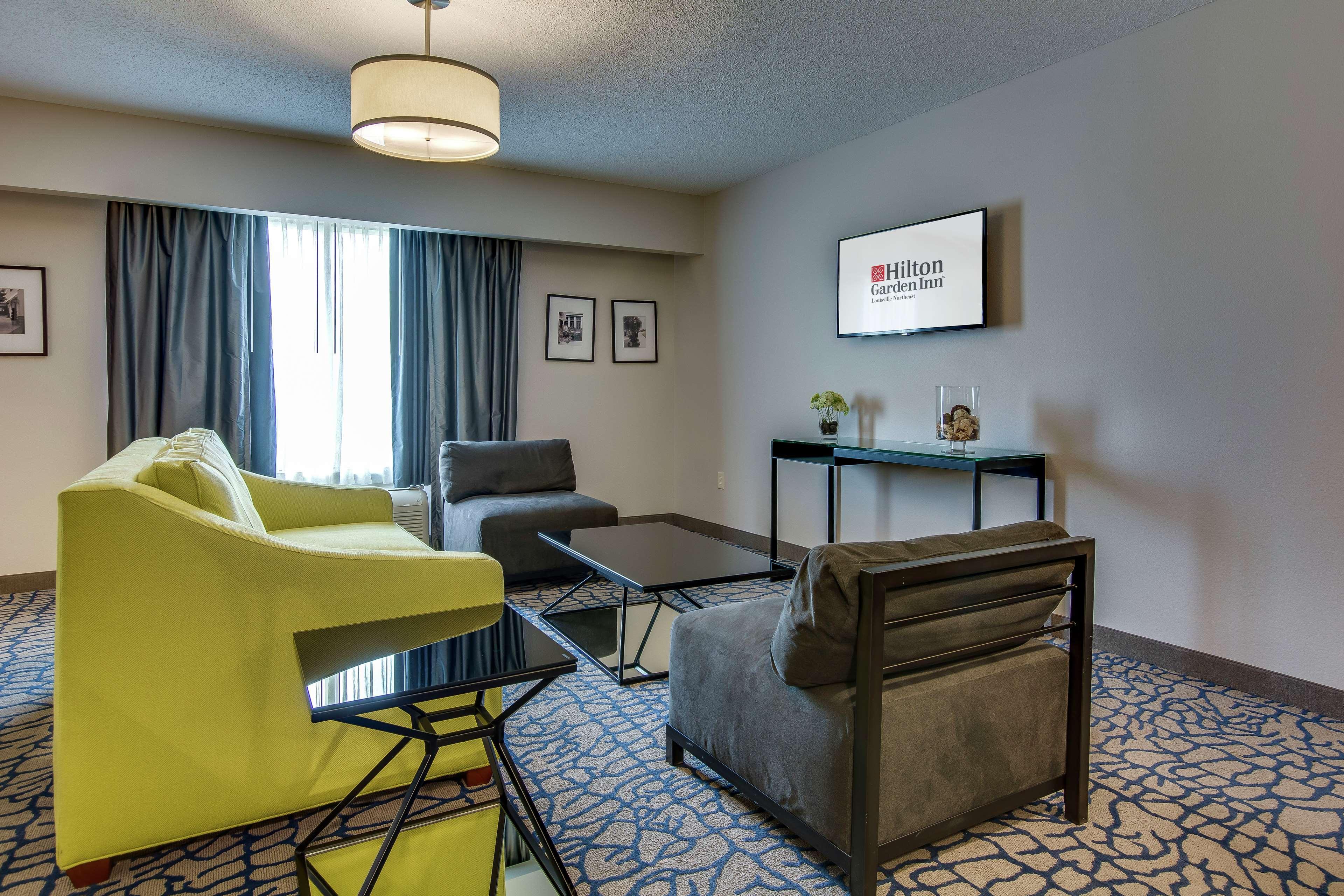 Hilton Garden Inn Louisville-Northeast Bagian luar foto
