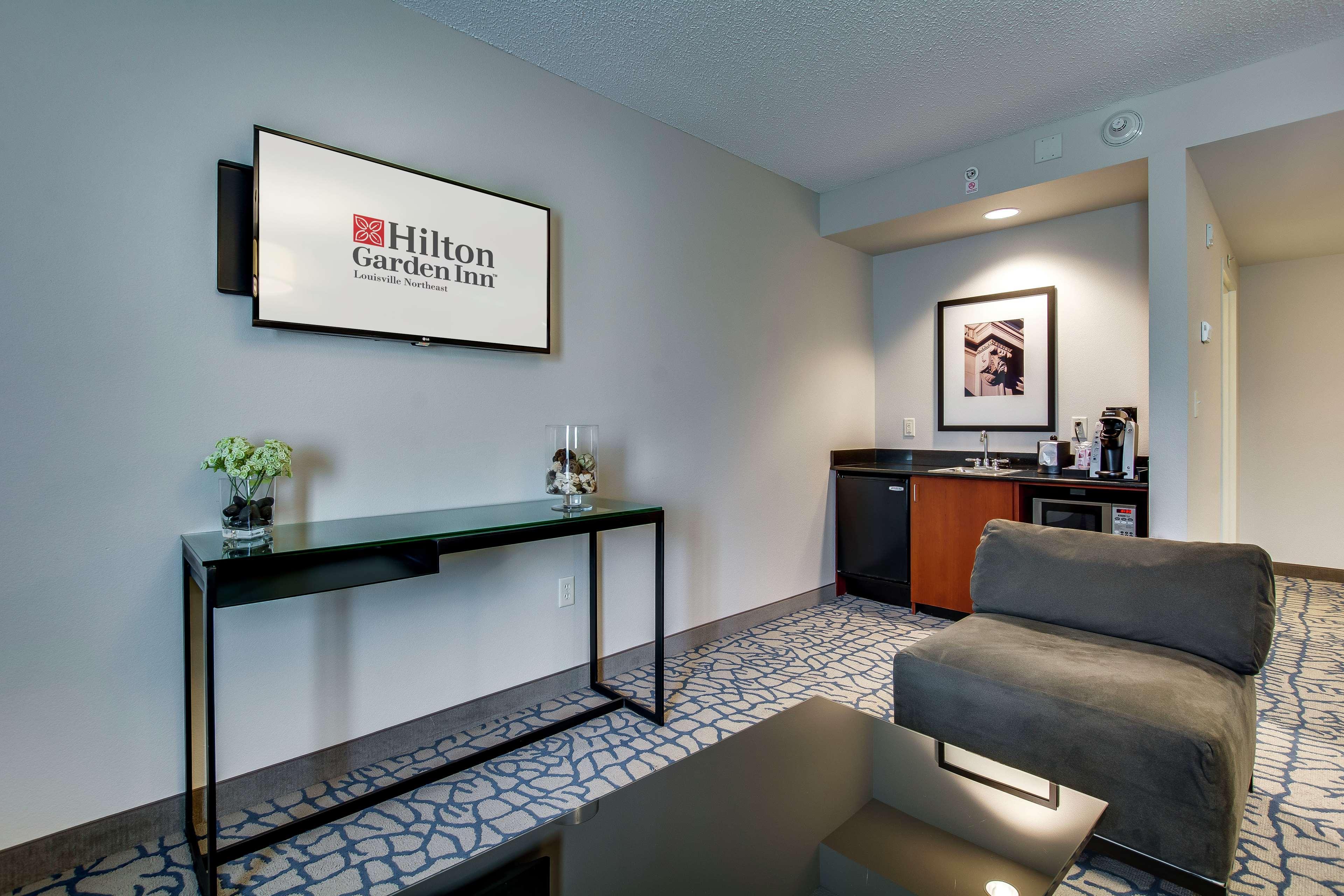 Hilton Garden Inn Louisville-Northeast Bagian luar foto