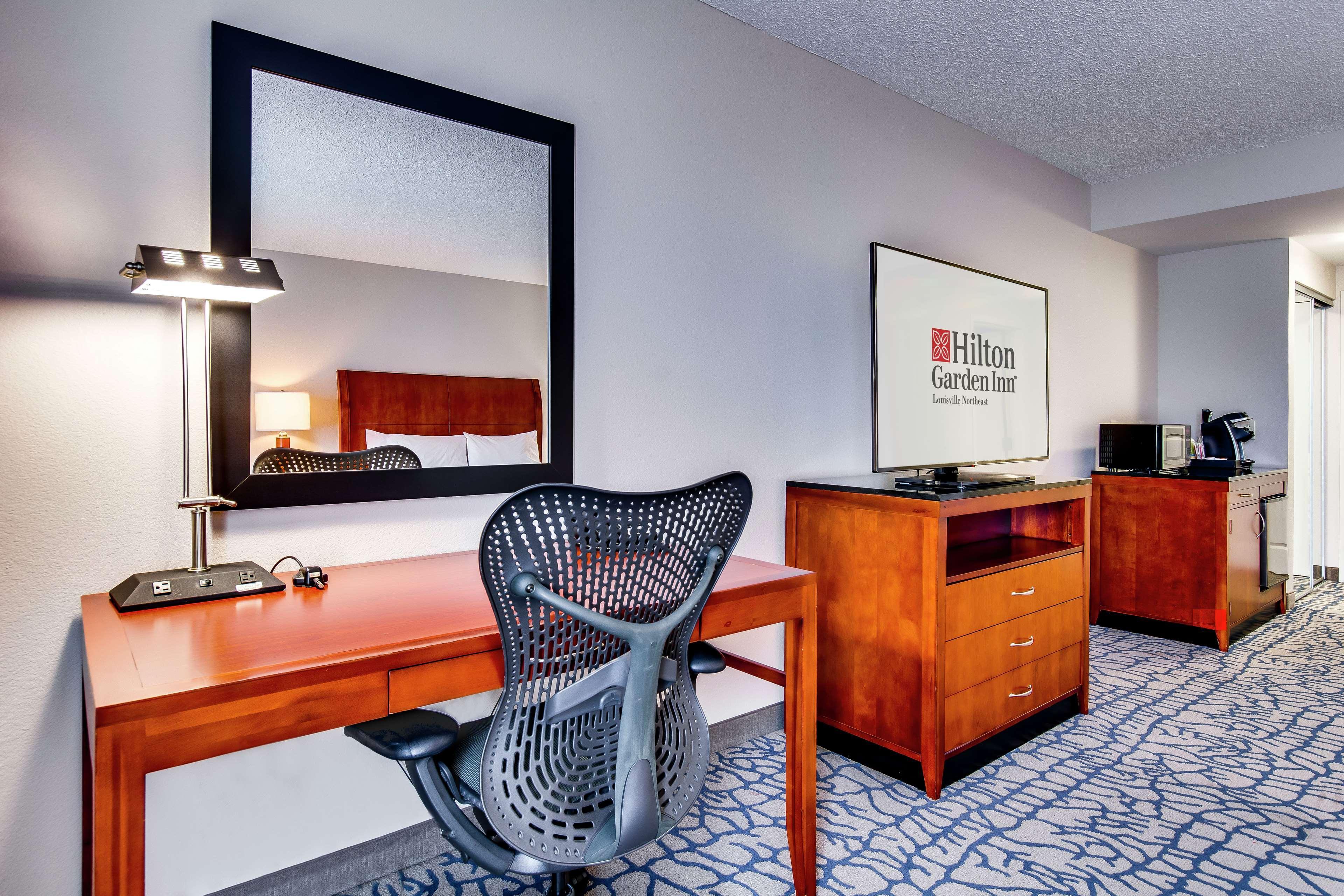 Hilton Garden Inn Louisville-Northeast Bagian luar foto