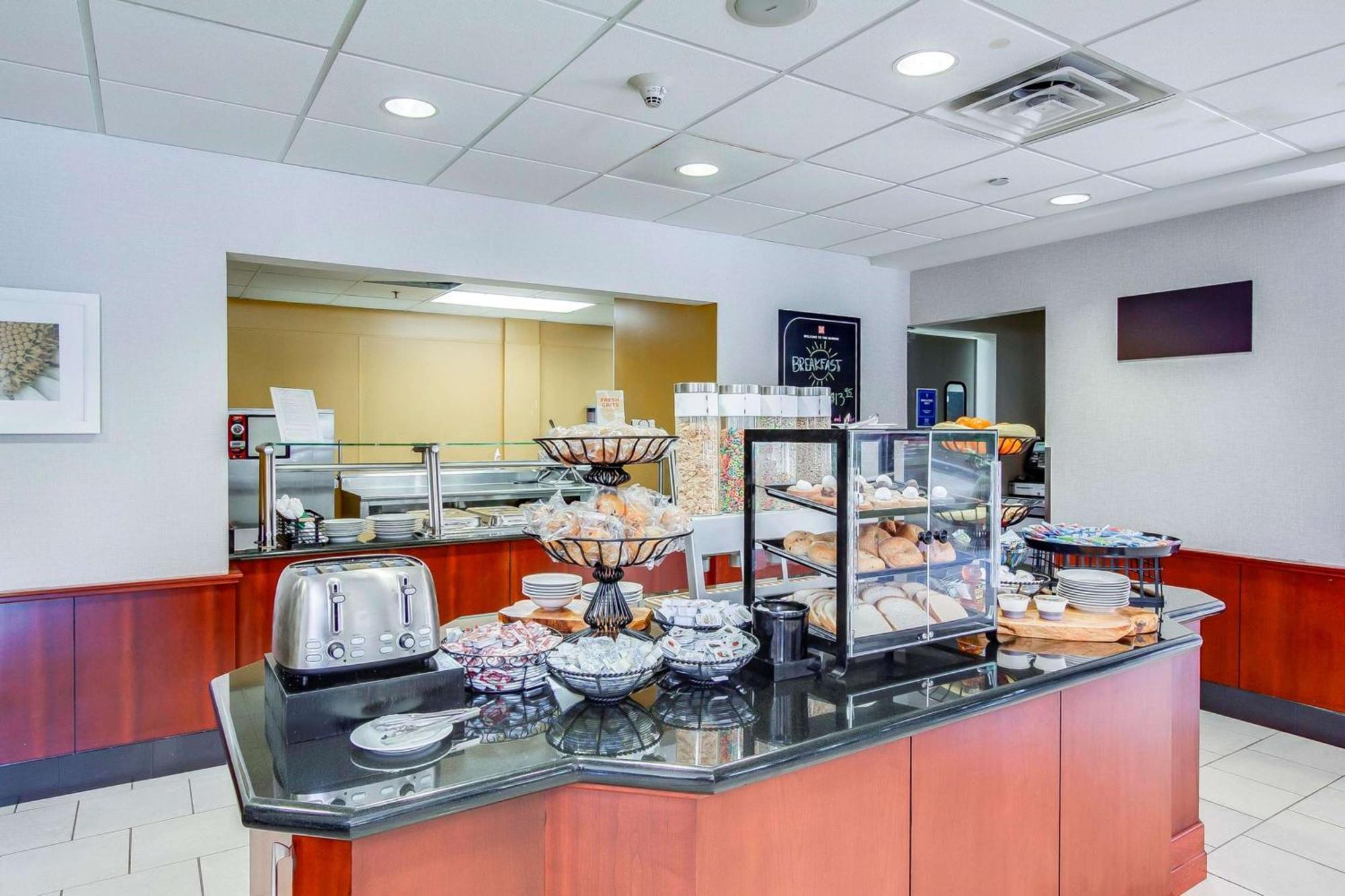 Hilton Garden Inn Louisville-Northeast Bagian luar foto